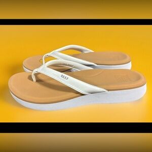 Reef Size 8 Cushion Cloud White and Tan Sandals